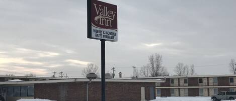 Letrero del Valley Inn que anuncia tarifas semanales y mensuales.