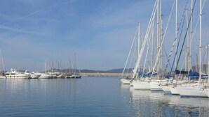 A marina with multiple sailboats docked in calm waters. - Apartment close to the beach (Alghero)