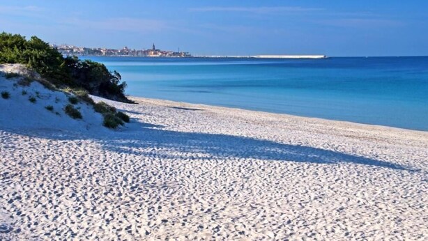 A beach with white pebbles and a clear blue sea. - Apartment close to the beach (Alghero)