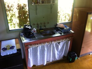 Refrigerador, horno, parrilla de estufa y tetera eléctrica 