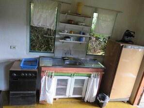 Refrigerador, horno, parrilla de estufa y tetera eléctrica