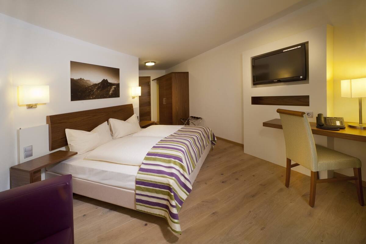 hypo-allergenic bedding, in-room safe, desk, blackout curtains