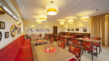 Breakfast, lunch, brunch served; international cuisine