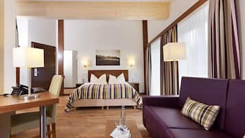 Hypo-allergenic bedding, in-room safe, desk, blackout drapes