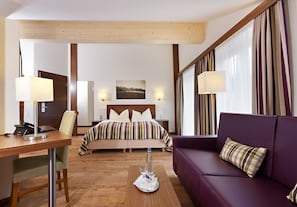 Hypo-allergenic bedding, in-room safe, desk, blackout drapes