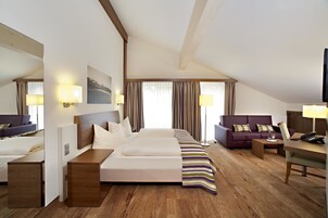 Hypo-allergenic bedding, in-room safe, desk, blackout drapes