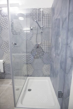 مناشف، صابون، شامبو، ورق حمّام