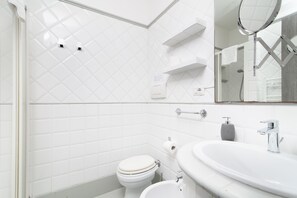 Shower, free toiletries, hair dryer, towels - White Caesar Guesthouse (Rome)