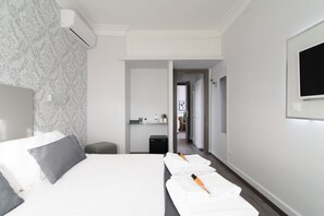 Desk, free cribs/infant beds, free WiFi, bed sheets - White Caesar Guesthouse (Rome)