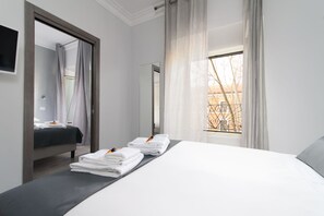 Escritorio, cunas gratuitas, wifi gratis y ropa de cama