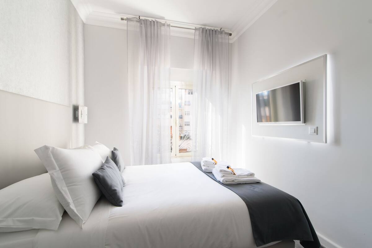 Double Room (3) | Desk, cribs (free), WiFi (free), bed sheets