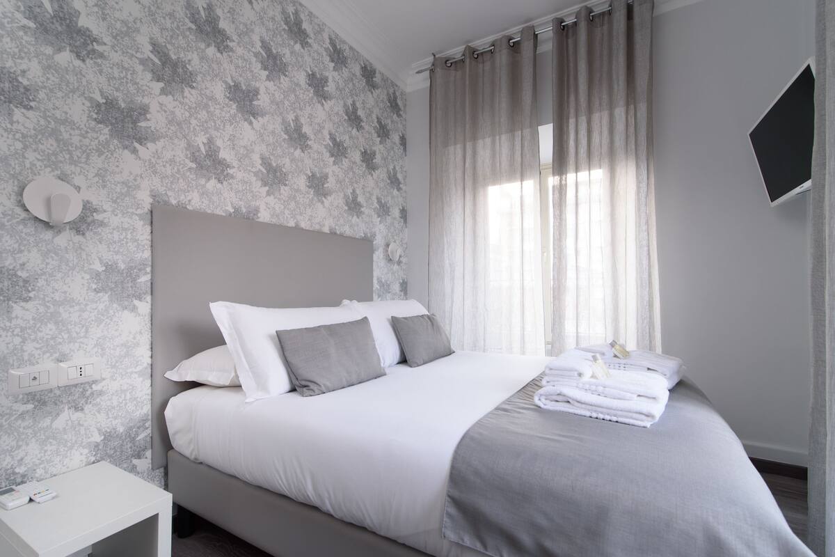 Triple Room | Desk, cribs (free), WiFi (free), bed sheets