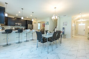 Villa (6 Bedrooms) | Dapur peribadi | Meja makan