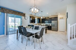 Villa (6 Bedrooms) | Cocina privada | Comedor 