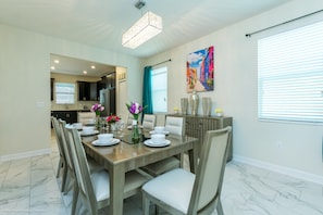 Villa (6 Bedrooms) | Eget kök | Matbord