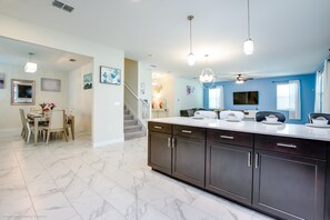 Villa (6 Bedrooms) | Private kitchen