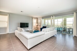 Villa (Multiple Bedrooms) | Vardagsrum | Tv