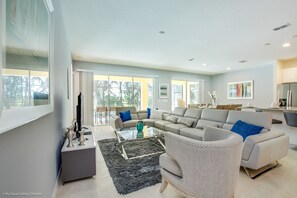 วิลล่า (Multiple Bedrooms) | ห้องนั่งเล่น | ทีวีจอแบน