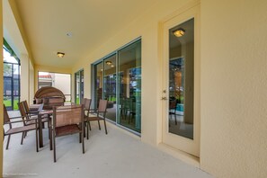 Villa (Multiple Bedrooms) | Balkong