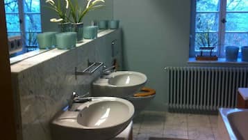 Rumah Keluarga, Beberapa Tempat Tidur | Kamar mandi | Bathtub dan shower terpisah, bathtub besar, pengering rambut, dan handuk