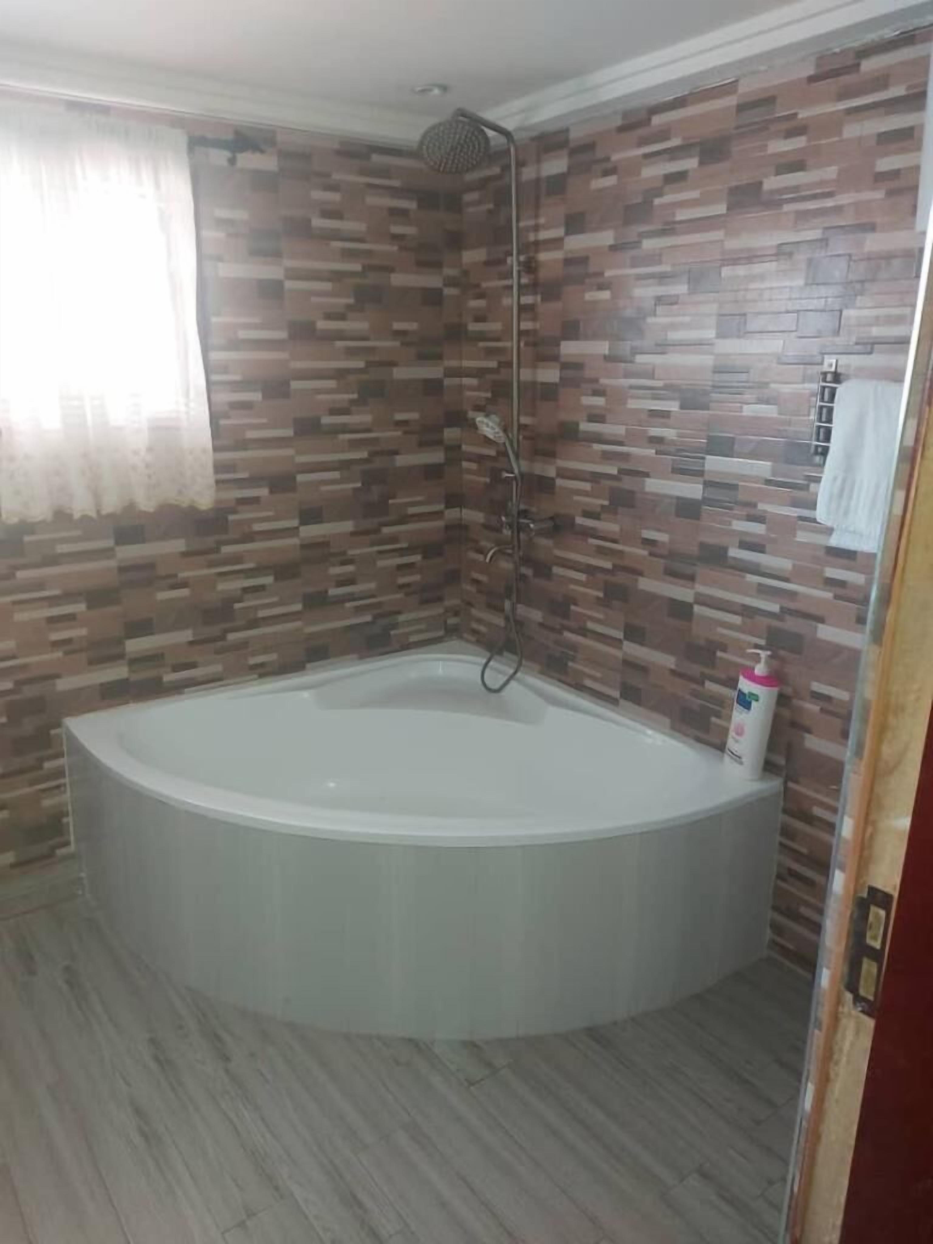 Kamar, 1 Tempat Tidur King, Bebas Asap Rokok | Meja kerja, Wi-Fi gratis, dan seprai linen