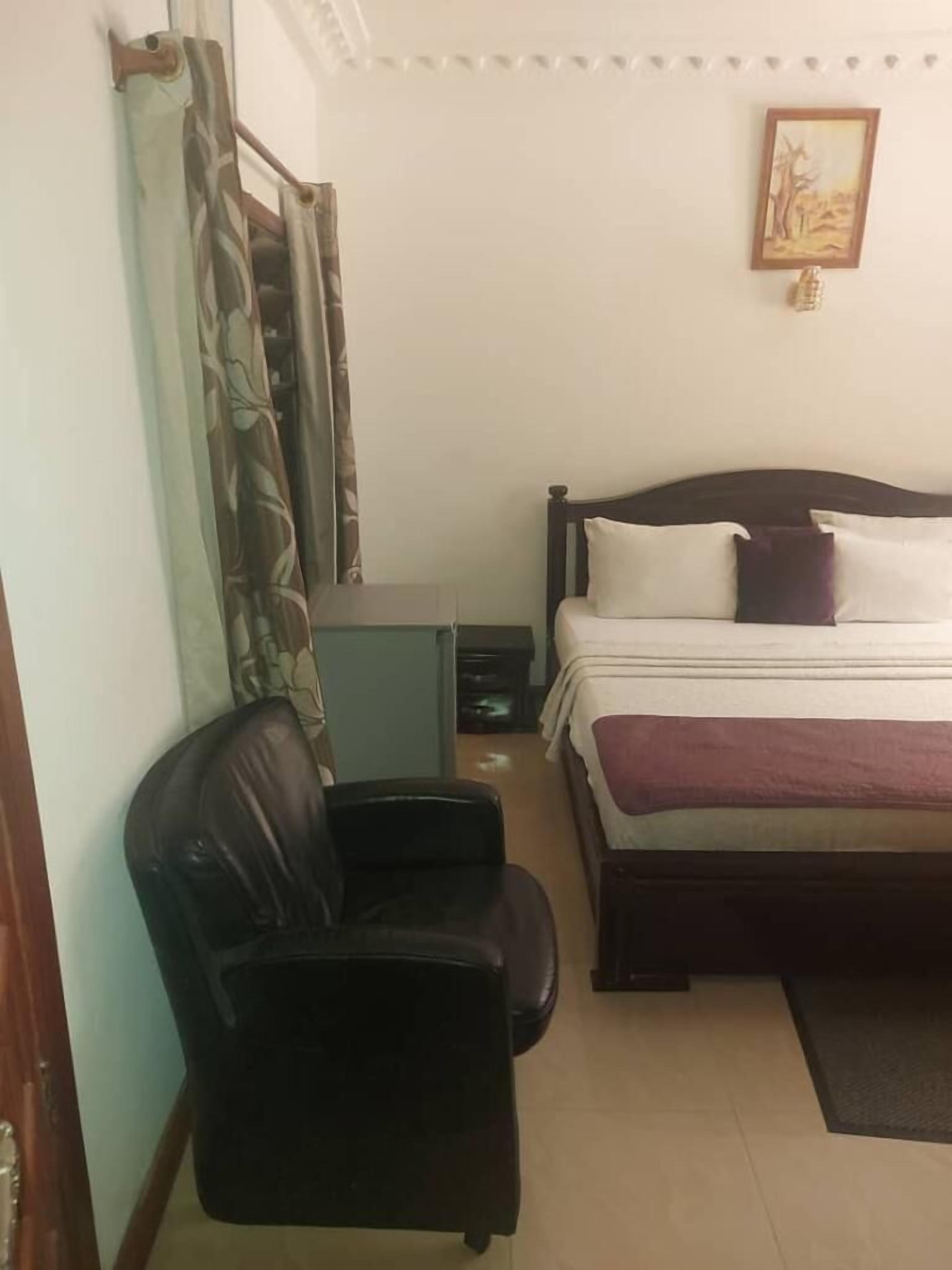 Double Room | Desk, WiFi (free), bed sheets