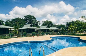 2 piscinas externas, espreguiçadeiras