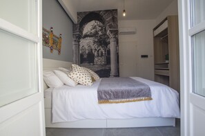 1 camera, una cassaforte in camera, una scrivania, ferro/asse da stiro