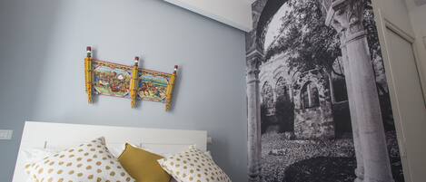 1 makuuhuone, tallelokero huoneessa, työpöytä, silitysrauta/-lauta