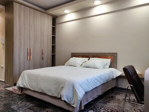 1 bedroom, desk, soundproofing, iron/ironing board - AGIAS SOFIAS STREET LUXURIOUS STUDIO (Thessaloniki)
