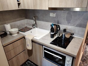 Kylskåp, mikrovågsugn, ugn och spishäll