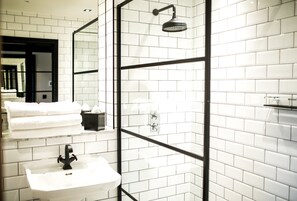 Articles de toilette gratuits, sèche-cheveux, peignoirs