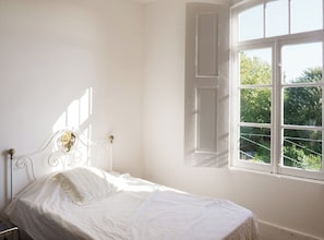 4 chambres, fer et planche à repasser, lit parapluie, draps fournis