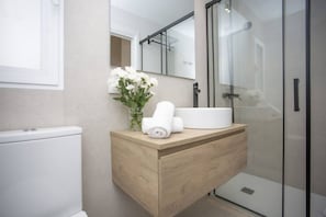 Badewanne, Haartrockner, Handtücher