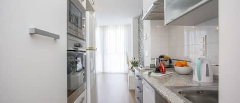 ثلاجة، ميكروويف، فرن، موقد طهي مسطح