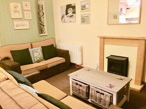 Una televisión, una mesa de tenis de mesa