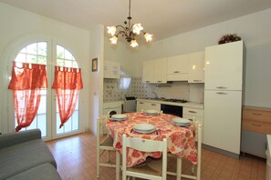Classic House, 1 Bedroom (Appennini 20/c) | Private kitchen | Full-size fridge, oven, stovetop, cookware/dishes/utensils - Appennini Villas (Comacchio)