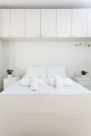 Appartement, 2 chambres | 2 chambres, fer et planche à repasser, accès au Wi-Fi (inclus)
