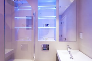 Appartement, 2 chambres | Salle de bain | Ensemble baignoire-douche, baignoire profonde, douche cascade