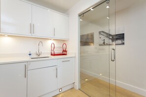 Apartment, 2 Bedrooms | Private kitchen