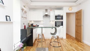 Apartment, 1 Bedroom | Private kitchen | Full-sized fridge, microwave, oven, stovetop