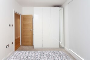 1 habitación y tabla de planchar con plancha