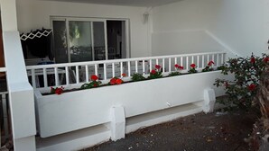 Un bâtiment blanc doté d’un balcon et d’une fenêtre, avec une date inscrite : 13 AVR. 2018.