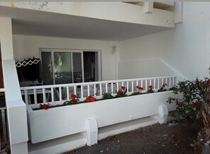 A white building with a balcony, a window, and a date stamp of 13 AVR. 2018.