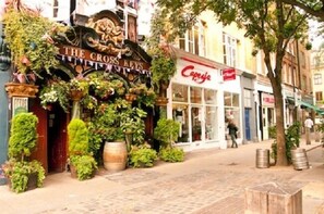 A street view with a pub named "The Cross Keys" and a Capesa store.