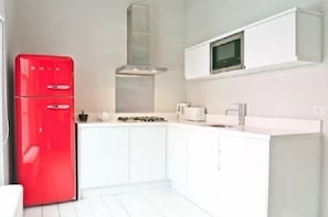 Apartamento, 1 habitación | Cocina privada | Frigorífico grande, microondas, horno y placa de cocina