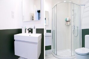 Apartamento, 1 quarto | Banheiro | Chuveiro, secador de cabelo, toalhas de banho 