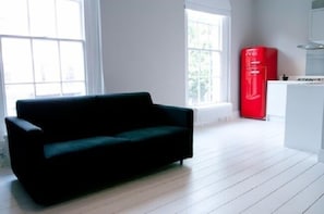 Apartamento, 1 habitación | Sala de estar | Una televisión de pantalla plana