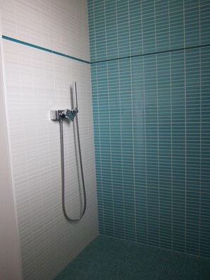 Een bad, een haardroger, handdoeken, toiletpapier