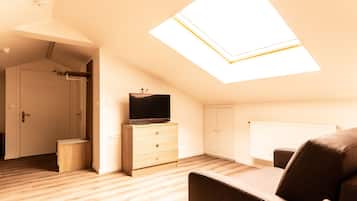 Suite Familiale, plusieurs lits, non-fumeurs, vue ville | Décoration personnalisée, ameublement personnalisé, bureau